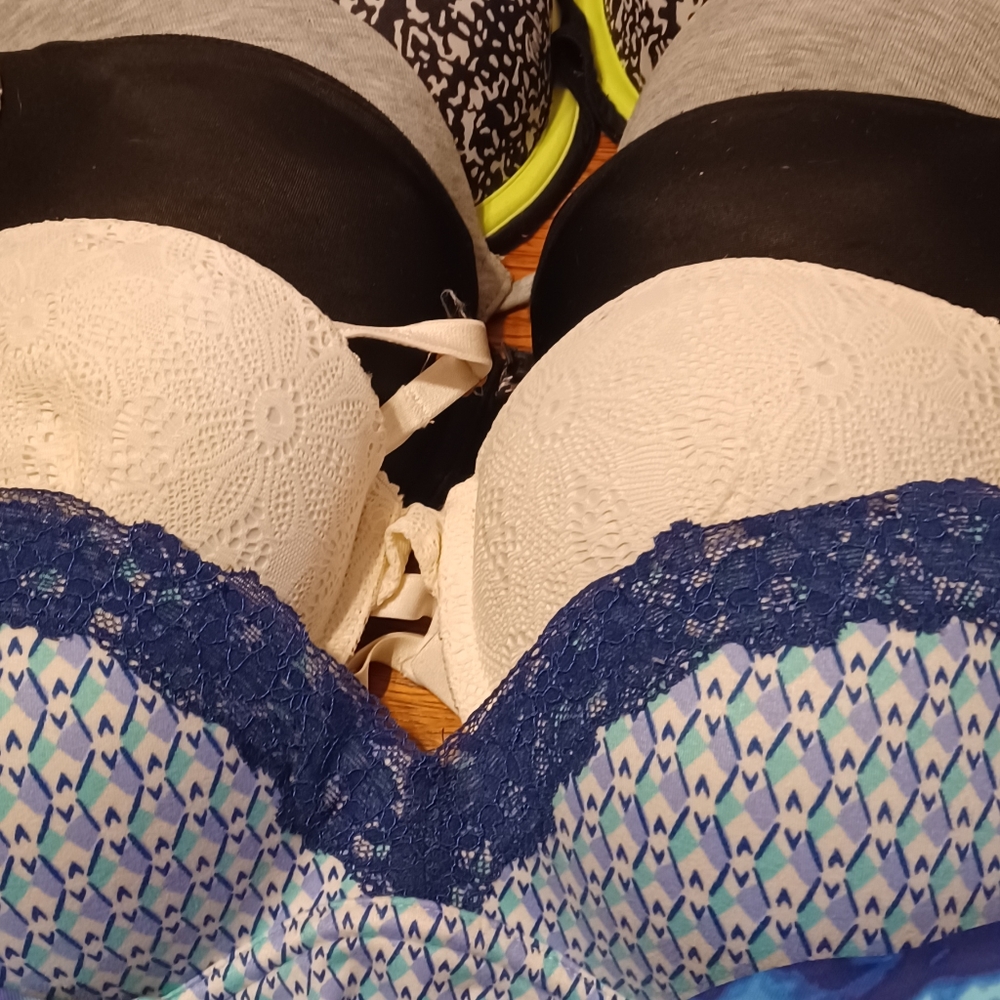 11 Victoria Secret bras 34c - Picture 4 of 5